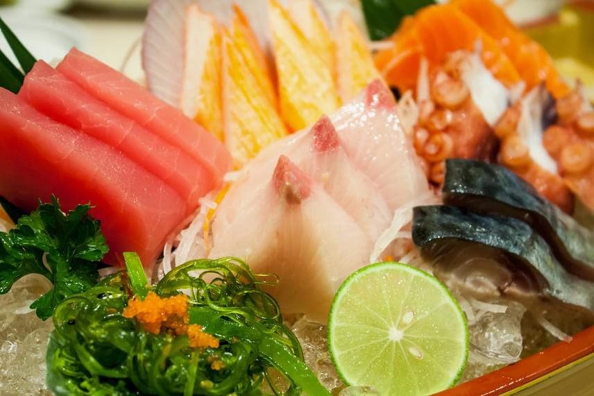 
                        	A szigetországban élők számára természetes a tenger és ajándékainak közelsége, így étkezésük fontos részét képezik a halak, rákok és algák. Ugyan a Japánban megszokott nyers halhús idegen a magyar konyha számára, mégis érdemes időnként egy-egy húsos ételt sovány tengeri hallal helyettesíteni - ezek kevesebb zsírt és sokszor kevesebb kalóriát tartalmaznak, mint a vörös húsok, ráadásul gazdagok a zsírban oldódó A- és D-vitaminban.