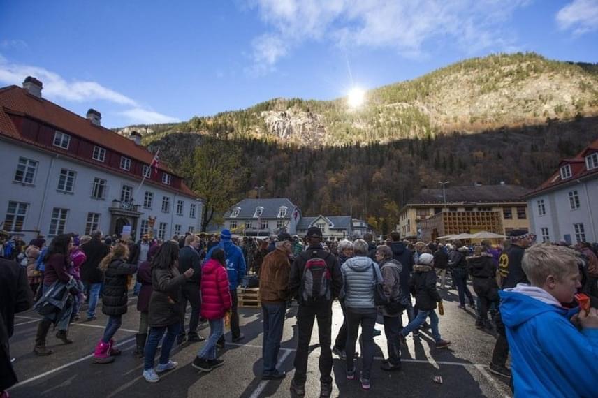 
                        	Rossz hír viszont, hogy csak a város főterét képesek megvilágítani, ám Rjukan 3400 fős lakosságának ez is rendkívül sokat jelent.