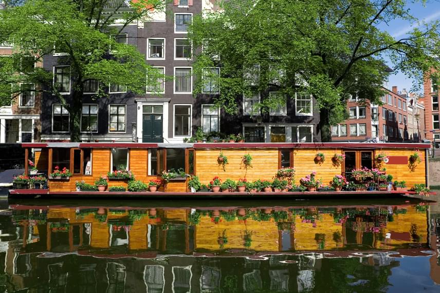 A képen látható mesebeli lakóhajó egy amszterdami csatornán horgonyoz - a hasonló otthonok szinte a város jelképeivé váltak, nem véletlen, hogy a turisták is előszeretettel szállnak meg ilyen helyeken.