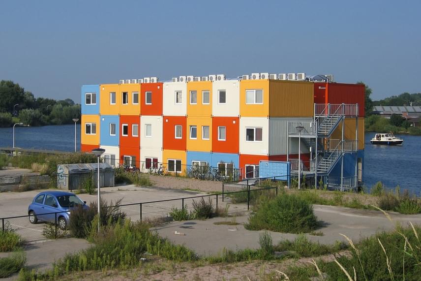 	Hollandia más területein is népszerűek a hasonló épületek, a képen látható, diákok által birtokba vett lakóhajó például Zwolléban található.