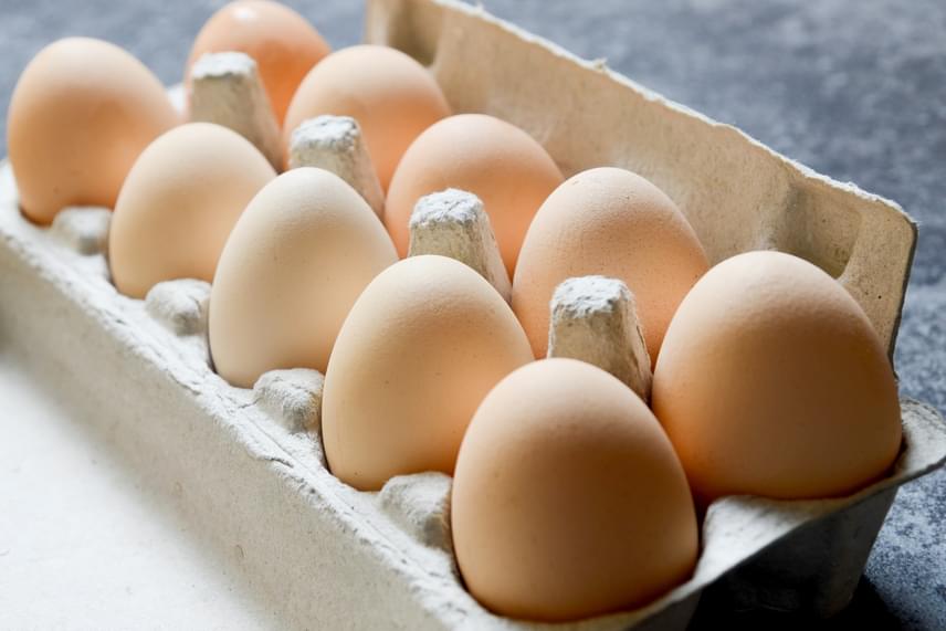 	A tojással is nagyon vigyázz, az állagváltozás mellett ugyanis azért sem tanácsos a fagyasztóba tenni, mert a benne található folyadék megfagyva könnyedén szétrepesztheti a héjat.