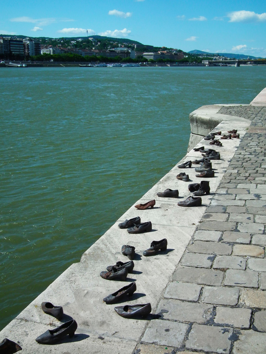 
                        	A negyedik helyen a Cipők a Duna-parton elnevezésű emlékmű áll, mely a holokauszt 60. évfordulója alkalmából készült a folyóba lőtt zsidók emlékére.