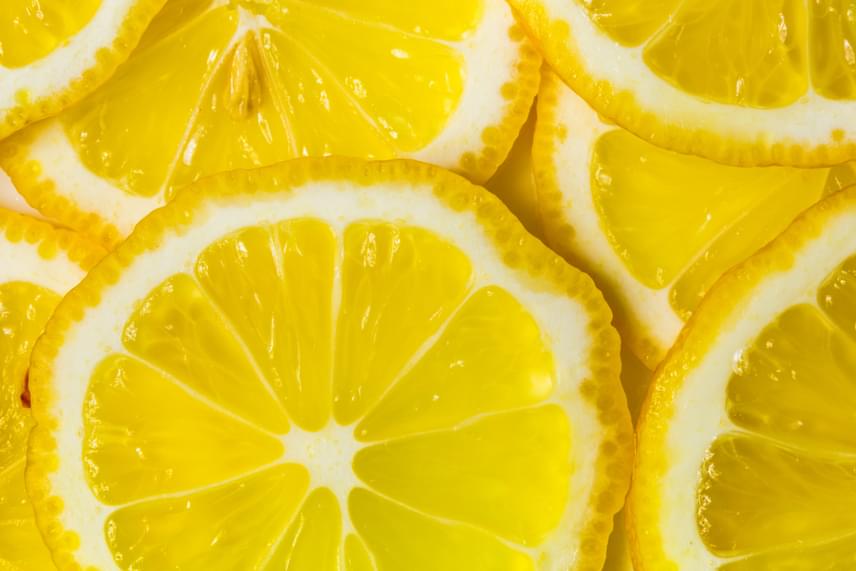 	A citrom felfrissítheti a vizet, többek között antibakteriális hatása révén, így érdemes a vázába helyezned belőle egy karikát.