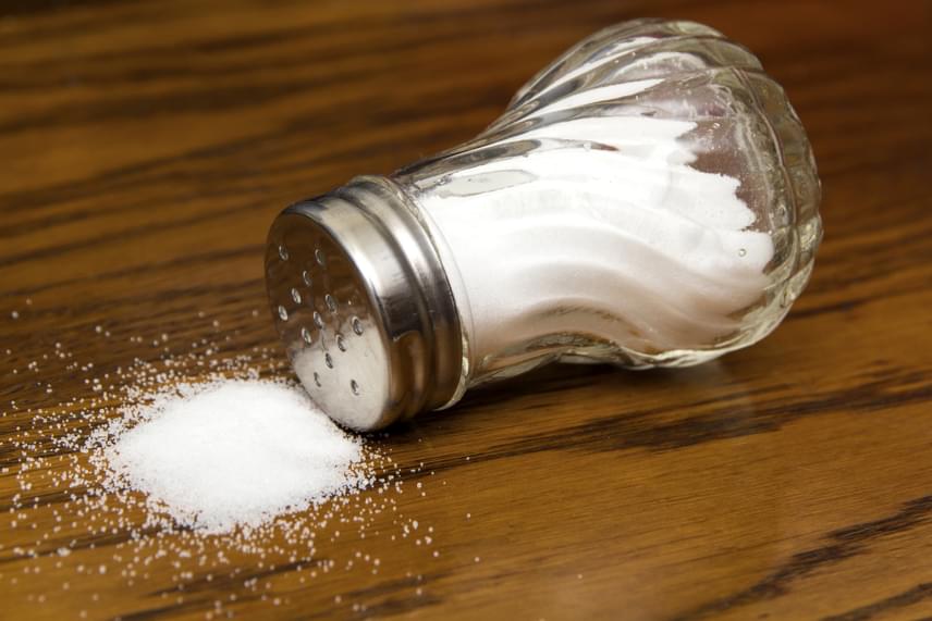 	Ugyanez igaz a sóra is, így mindegy is, melyiket használod, sóból azonban egy nagyobb csipet is elég.