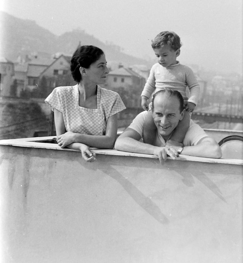 
                        	Ez a gyermek éppen rácsodálkozik arra, hogy az apja nyakából milyen másnak tűnik a világ. A fotó 1946-os.