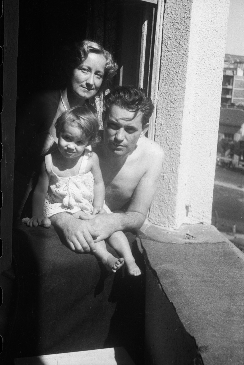 
                        	Egy helyes kis család, akiket feltehetőleg az erkélyről fotóztak 1950-ben. Minden bizonnyal hőség volt a kép készültekor.