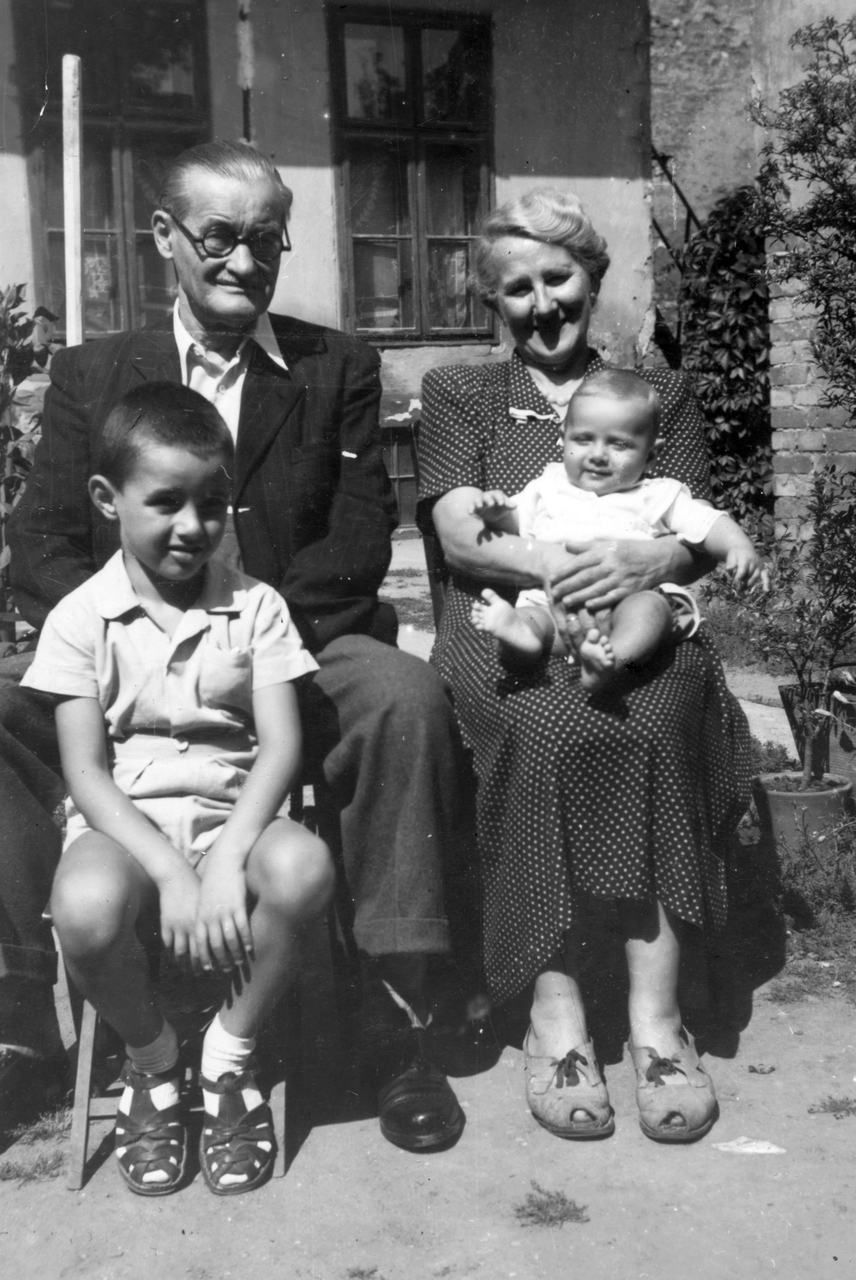 	1954-ből való ez a bájos, vidám fotó: nagyon jól érezték magukat az unokák a nagyszülők társaságában.