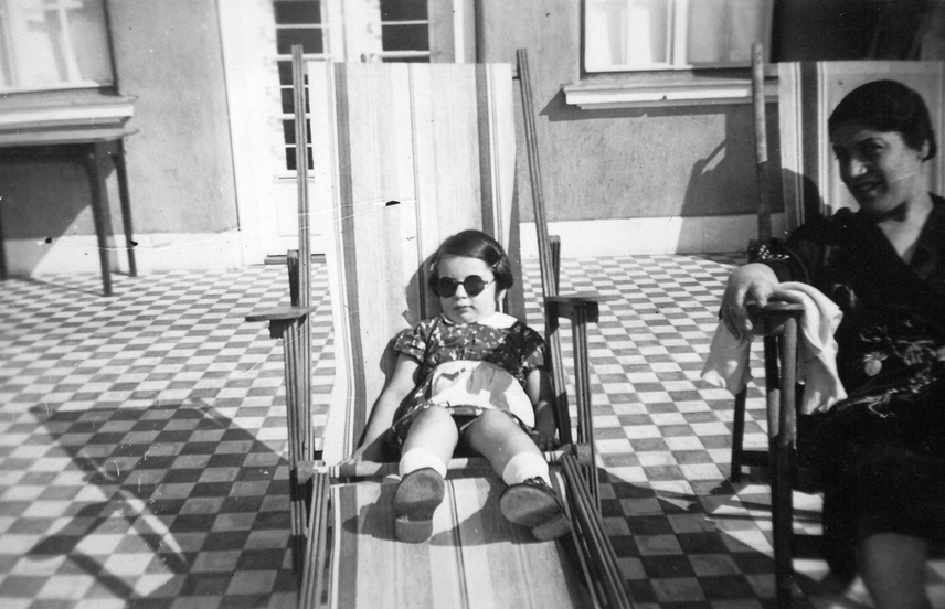 	Nagyon vagány ez a kislány a napszemüvegében, amint az édesanyja mellett pihen. A fotó szintén 1946-ban készült.