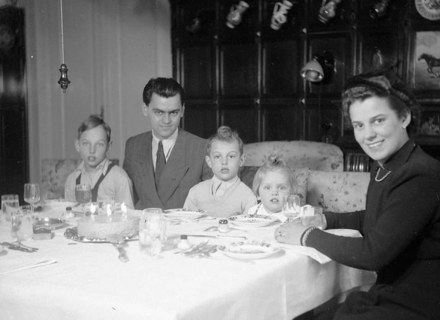 	A család apraja-nagyja a megterített asztalnál 1940-ben.