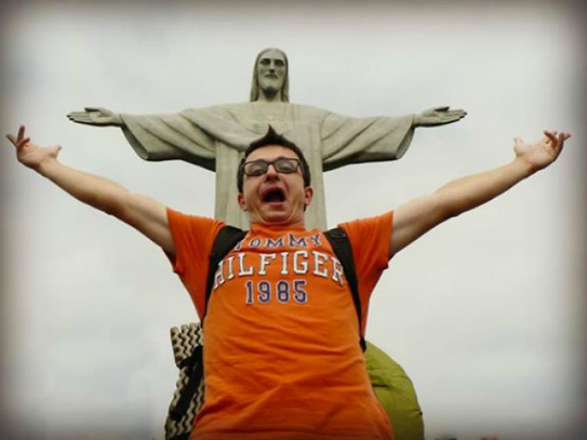 	Brazília leglátogatottabb műemléke, a Megváltó Krisztus szobra sem maradhatott le a bakancslistáról. Az emberek idővel a fiatal férfi blogját is felfedezték, és kisebb adományokat is küldtek neki, hogy támogassák.
