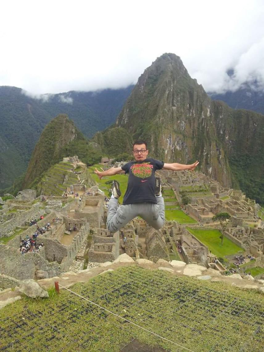 	Peruban is járt, ahol az egykori Inka Birodalom romvárosát, Machu Picchut látogatta meg. Kamerát vagy okostelefont azért nem engedhetett meg magának, mert saját bevallása szerint sokszor még egy kólára sem futotta utazása során.