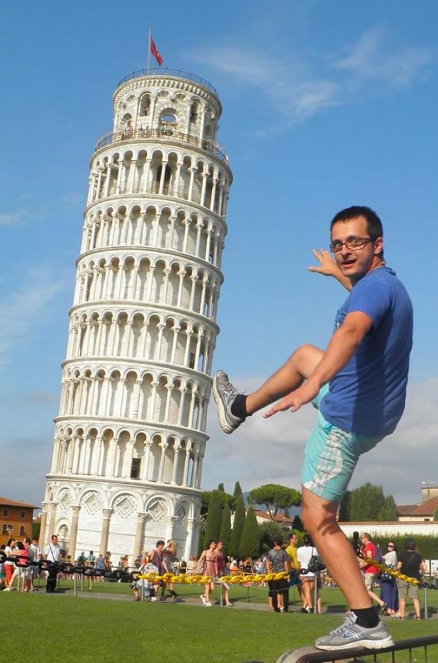 	Az olaszországi pisai ferde torony a turisták kedvence, számtalan megmosolyogtató kép készült a helyszínen. Íme, egy újabb gyöngyszem!