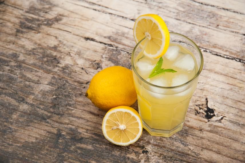 	A C-vitamin nem csupán az immunrendszer működésének normalizálását segíti elő, hanem természetes antiallergénként is hat. Most ugyan egymás után jelennek meg a jobbnál jobb idénygyümölcsök a piaci standokon, de ezek mellett érdemes bevetned a C-vitaminban különösen gazdag citromot is, leginkább limonádé formájában, hiszen azt minden gyerek szereti, ráadásul a folyadékpótláshoz is hozzájárul.