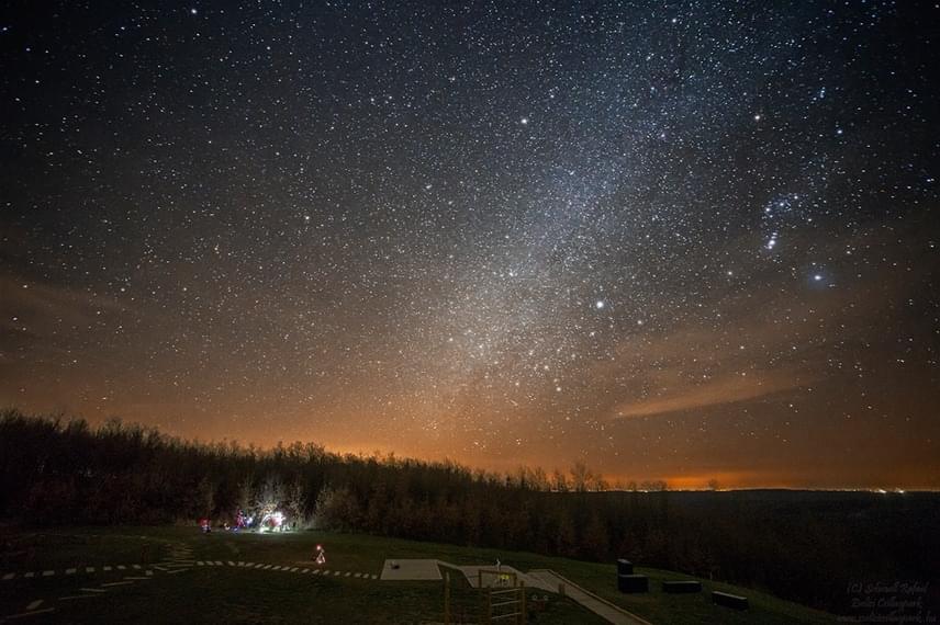 
                        	Magyarországon elsőként a Duna-Dráva Nemzeti Parkhoz tartozó Zselici Tájvédelmi Körzet kapta meg a Csillagoségbolt-park nevet, melynek területéről szabad szemmel is több ezer csillag látványában gyönyörködhetsz. Legjobb helyeire rendszeresen indítanak éjszakai túrákat - ezek időpontjait itt találod.