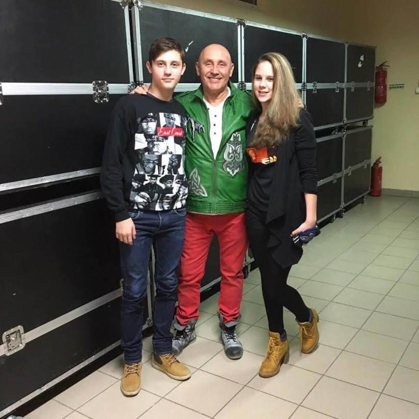 
                        	Pataky Attila kisebbik fiával, Acsával és annak barátnőjével. A rockzenész fiai között 27 év van: míg Gergő és édesapja gyakran zenél együtt a színpadon, addig kisebbik gyermekét igyekszik távol tartani a rivaldafénytől. A FEM3 Café adásában is csupán Gergővel jelent meg.