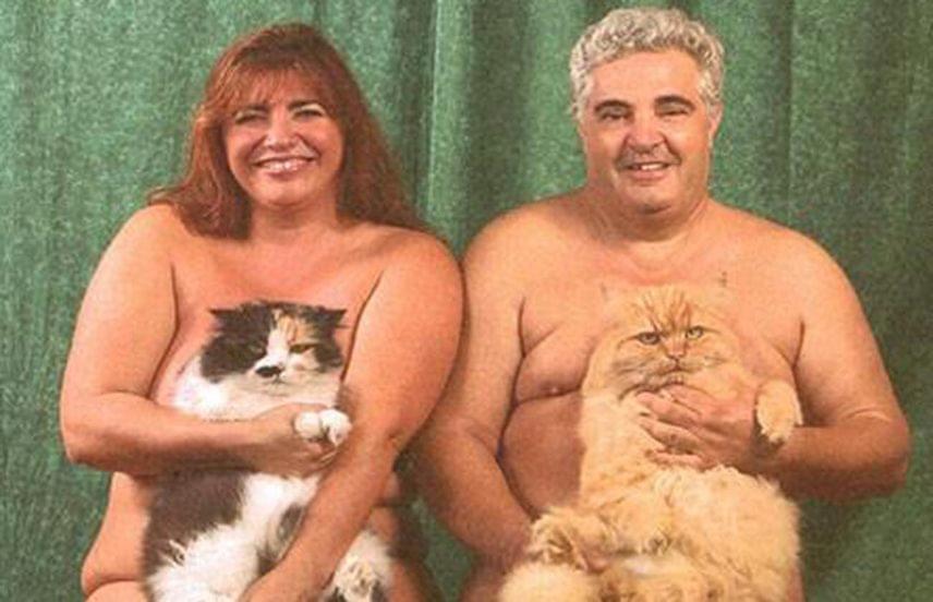 	Egy fotó a macskákkal? Remek ötlet! De miért meztelenül?