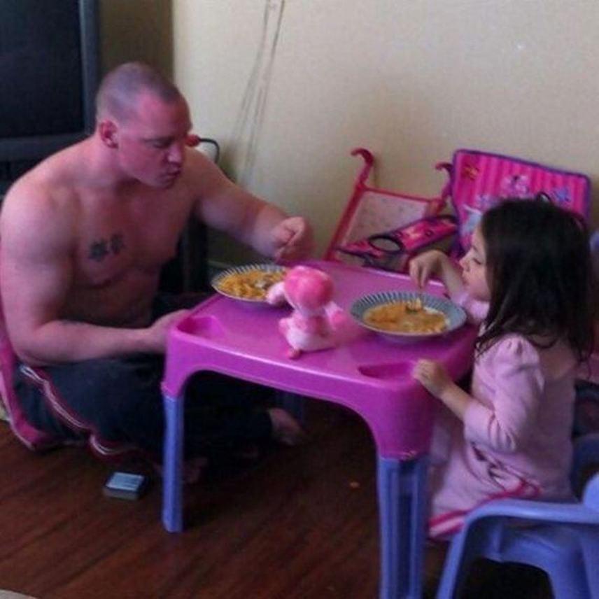 
                        	Ez a másik szuperapuka pedig, tudva, hogy a gyereket boldoggá teszi, és az még szívesebben fogyasztja így el a vacsoráját, lekuporodott vele a kis rózsaszín asztalka mellé enni.