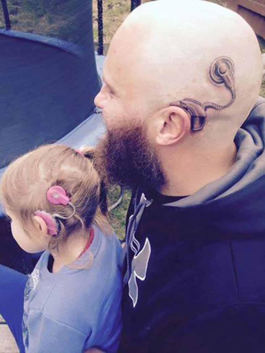 
                        	Megindító szupertett egy szuperapukától: kislánya számára szerette volna könnyebbé tenni, hogy hallókészülékkel kell élnie és felcseperednie, ezért tetováltatott magának egyet.