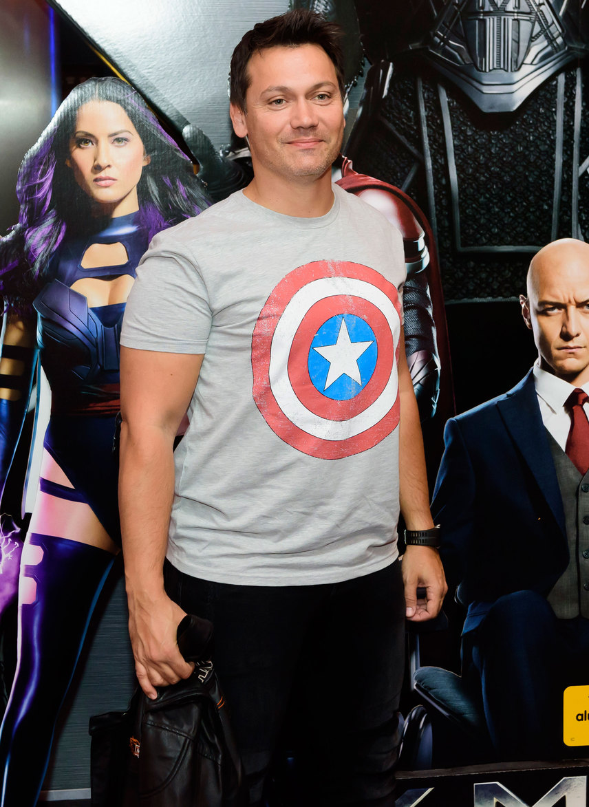 	Kovács Áron műsorvezető nem is leplezte az új X-Men díszbemutatóján, hogy ő Amerika kapitány nagy rajongója.