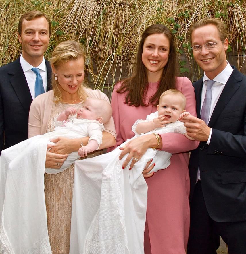 
                        	Viktória és Jamie első gyermekük, a 2014. február 21-én, Amszterdamban született Zita Klára keresztelőjén. A kislány egyik unokatestvérét is vele egy időben tartották a keresztvíz alá - ő látható szüleivel a kép bal oldalán. Klára Zita egyik keresztapja a jelenlegi holland király, Vilmos Sándor.