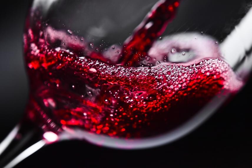 	Vörösborfogyasztás	Az alkoholfogyasztás vérbőséget okoz a nyálkahártya tekintetében, így még kellemetlenebbé teheti az allergiás tüneteket. A borokra ez különösen igaz szulfittartalmuk miatt, melyből a vörösbor még többet tartalmaz.