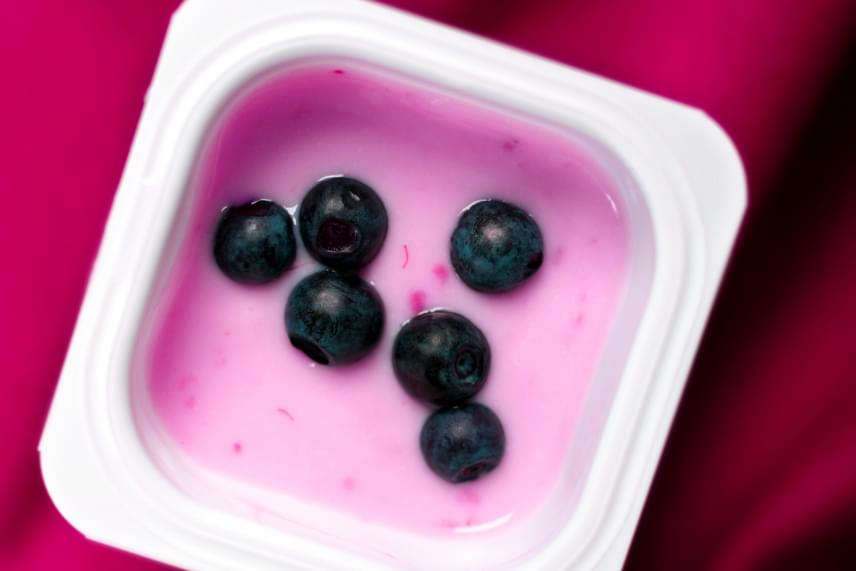 
                        	Az ízesített joghurtok gyakran tartalmaznak hozzáadott színezéket: még ha néha furcsának is tűnhet ezek természetes verziója, például egy meggyes joghurt esetén a cékla, még mindig egészségesebb, mint a mesterséges változat.