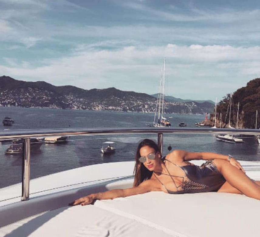 	Bő egy héttel ezelőtt, a cannes-i filmfesztivál után már nem francia, hanem olasz vizeken ringatózott a luxusjachton, amelyen bikiniben pózolt.