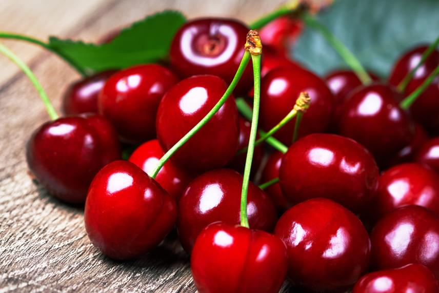 	Az első igazi nyári gyümölcsnek számító cseresznyénél felesleges volna ízletesebb és hatékonyabb béltisztító csemegét keresni, tisztító hatása azonban nemcsak az emésztőrendszer, de a vér és a vese tekintetében is megnyilvánul.