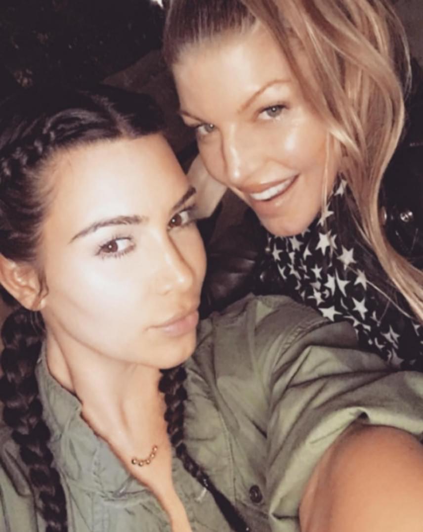 	Kim Kardashian ugyan nem azért osztotta meg a Fergie-vel közös képet, hogy megmutassa smink nélküli arcát, mégis jó így látni - tökéletlen szemöldökkel, kontúrozatlan arccsontokkal és természetesen.