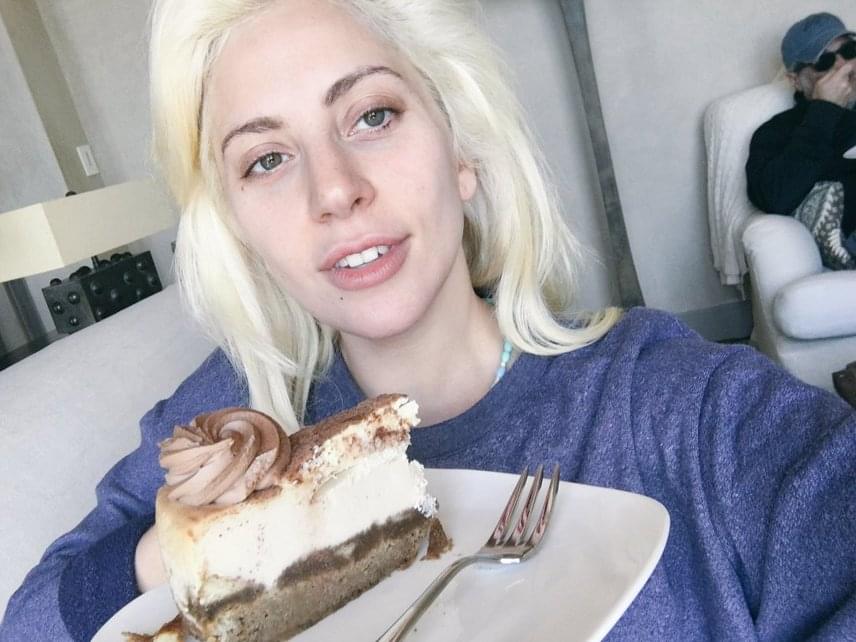 	Lady Gaga 30. születésnapját egy jókora szelet tortával és egy sminkmentes fotóval ünnepelte. Ám nemcsak a festék, de az extravagáns ruhadarabok hiánya is szokatlan, így első pillantásra nem is olyan egyszerű azonosítani a művésznőt.