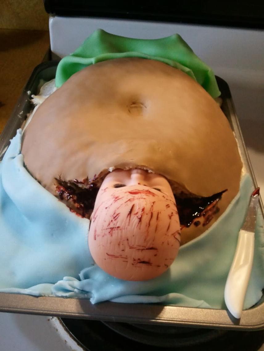 	A felmetszett hasból előbújó baba nem volt a legszerencsésebb döntés a tortakészítő részéről.