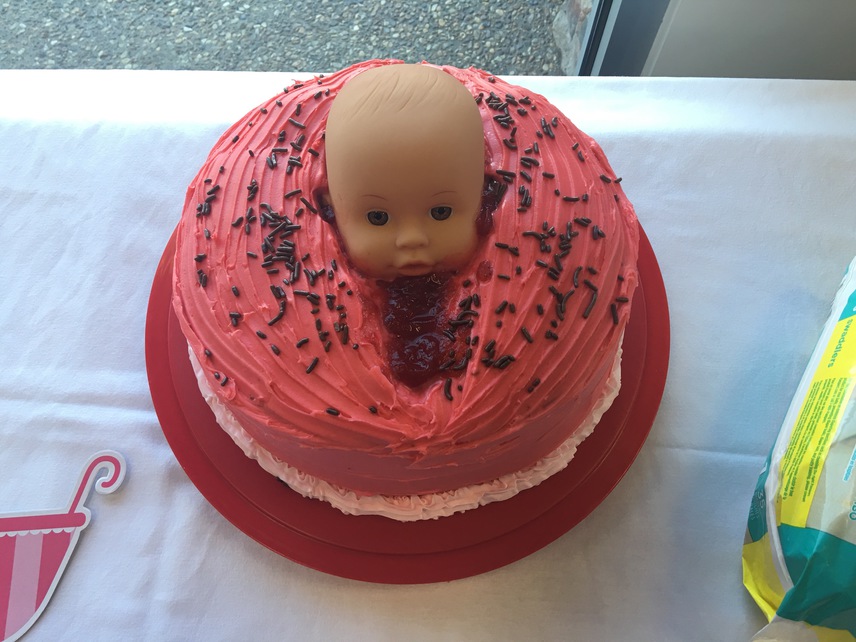 
                        	A női nemi szervet szülés közben ábrázoló torta sem igazán csábít sütizni.