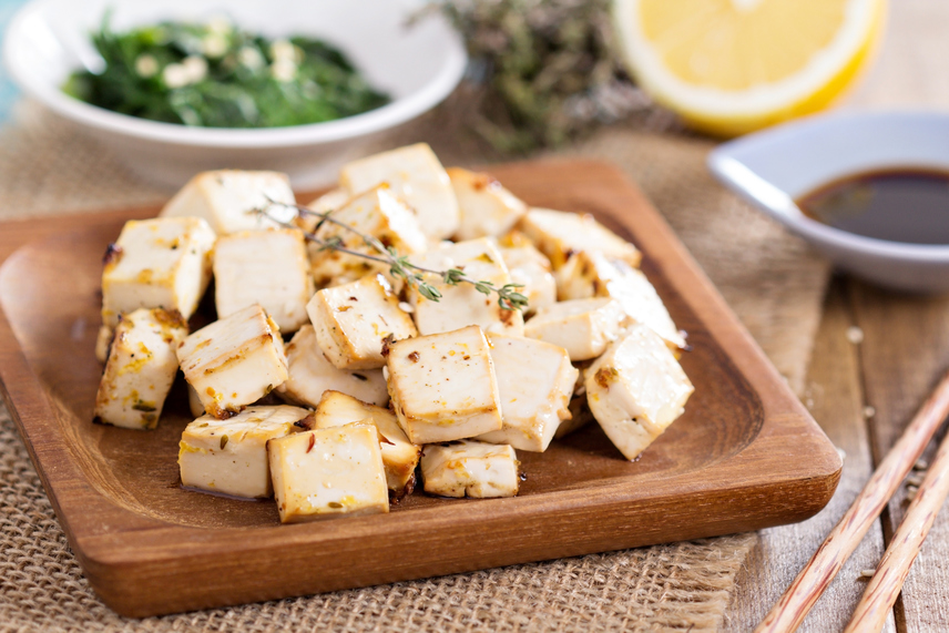 
                        	A tofu itthon még mindig idegenkedéssel tölti el az embereket, pedig a fehérjékben gazdag szójasajtot számtalan gusztusos és ízes formában lehet elkészíteni. Legegyszerűbb, ha sütöd vagy grillezed finom fűszerekkel. Dietetikai szempontból tökéletes ennivaló, mivel koleszterinmentes és energiaszegény fehérjeforrás.
