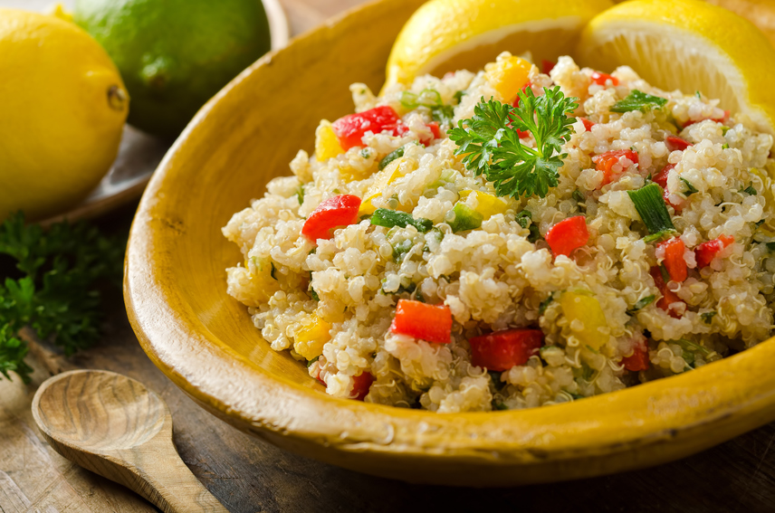 
                        	Bónusz tippként ajánljuk, hogy próbáld ki a quinoát! Ez nem más, mint egy ősi inka haszonnövény, egy alternatív és teljes értékű gabonaféle. Elkészítés után az állaga szemcsés, hasonló a kuszkuszéhoz. Nagyon sok egészségügyi előnye van, megfelel a gluténérzékenyeknek is. Ha táplálkozástudatos és ízletes pótétkezésekre vágysz, készíts magadnak quinoapépet, akár sós, akár édes változatban. Remek állagú és laktató uzsonna lesz belőle.