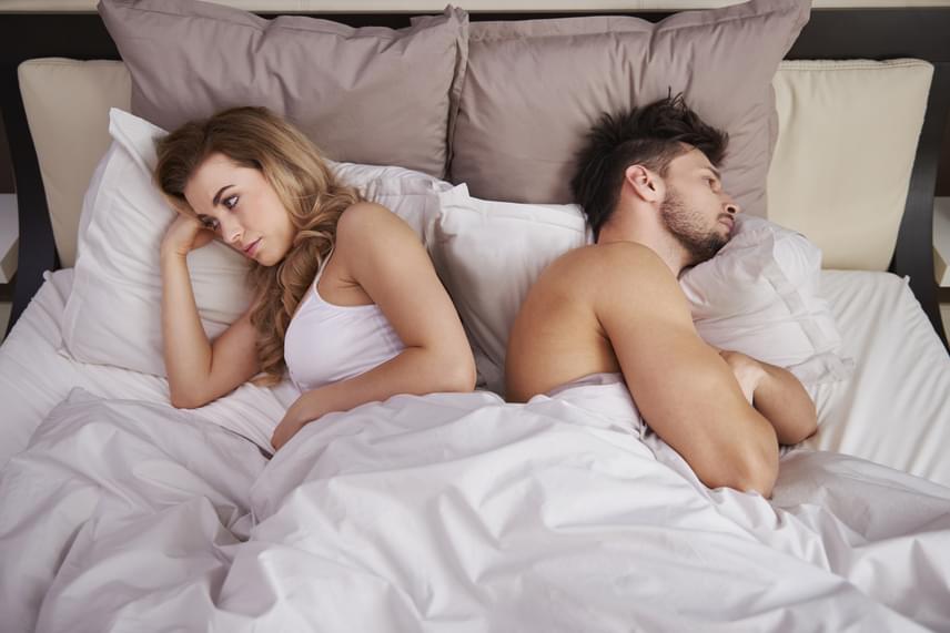 
                        	Az alvópóz megváltozása is jelezheti a szerelem múlását. Ha esténként a forró ölelés és a gyengéd simogatás helyett szó nélkül hátat fordít neked, a kapcsolatotok valószínűleg hullámvölgybe érhetett.
