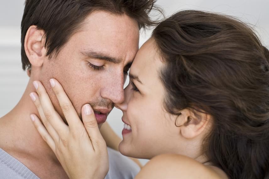 
                        	A csók is rendkívül árulkodó lehet a szerelem állapotát illetően. Ha a férfi régen hosszan, gyengéden, behunyt szemmel csókolt, az elmúlt időszakban viszont ez megváltozott, és már csak egy sietős puszit dob az arcodra, az rossz ómen.