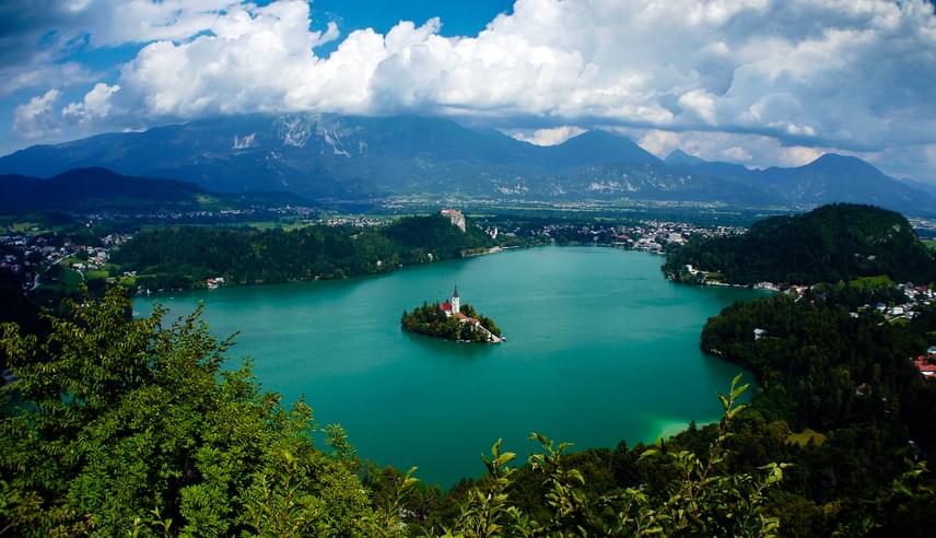 	Szlovéniát tengerpartja mellett festői szépségű tájai miatt is érdemes felkeresni. A Júliai-Alpok hegyvonulatai és mélyzöld erdei között megbújó Bledi-tó kedvelt attrakciónak számít, elhelyezkedése miatt azonban itt sem vár tömeg. Az északi partján várat, a közepén szigetecskét találsz egy zarándoktemplommal, de a közelben van a Triglav Nemzeti Park is. Az ország egyébként Budapestről akár közvetlen vonattal is megközelíthető.