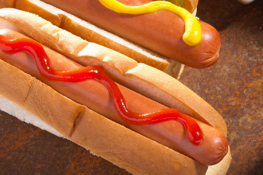	A hot dogok szintén nem tartoznak a legegészségesebb strandételek közé, amellett ugyanis, hogy a kifli rendszerint fehér lisztből készül, a virsli összetevői között szinte bármi lehet a bőrkétől kezdve más nyesedékekig, melyek mellett a hústartalom elenyésző lehet. Mindemellett a ketchup vagy mustár esetében sem lehet tudni, nem tartalmaz-e egészségtelen adalékanyagokat.