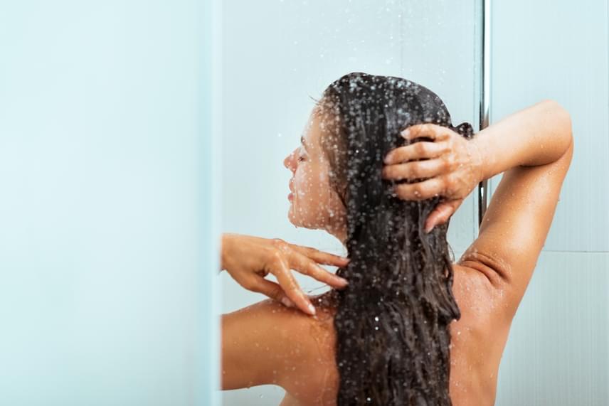 	Bármennyire kellemes a hosszú, forró zuhany, nem tesz jót a bőrnek. A meleg víz sokkal jobban leoldja a bőr természetes zsírosságát, mint a hideg, ráadásul a pórusokat és a vénákat is kitágítja, így megpattant ereket és száraz bőrt okozhat. Olvasd el, milyen más okokból nem szabad a zuhany alatt arcot mosni!	Ugyanígy nem jó, ha hosszan klóros víznek teszed ki a bőrödet - például rendszeres úszás során -, ami miatt speciális ápolás válik szükségessé. 