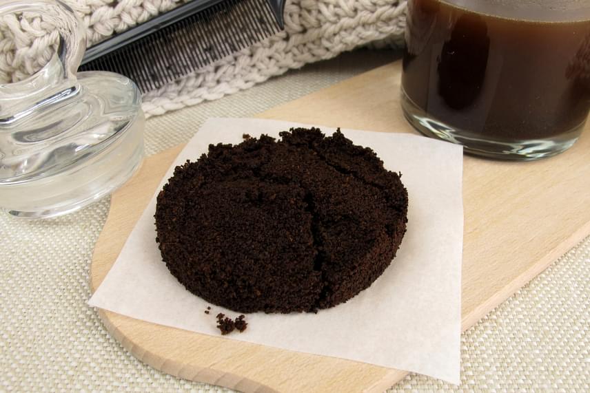 	Előbbi módszer a kávézaccal is működik, mely szintén híres szagtalanító hatásáról, súrolószerként pedig a zsíros szennyeződések ellen is hatékonyan bevethető.