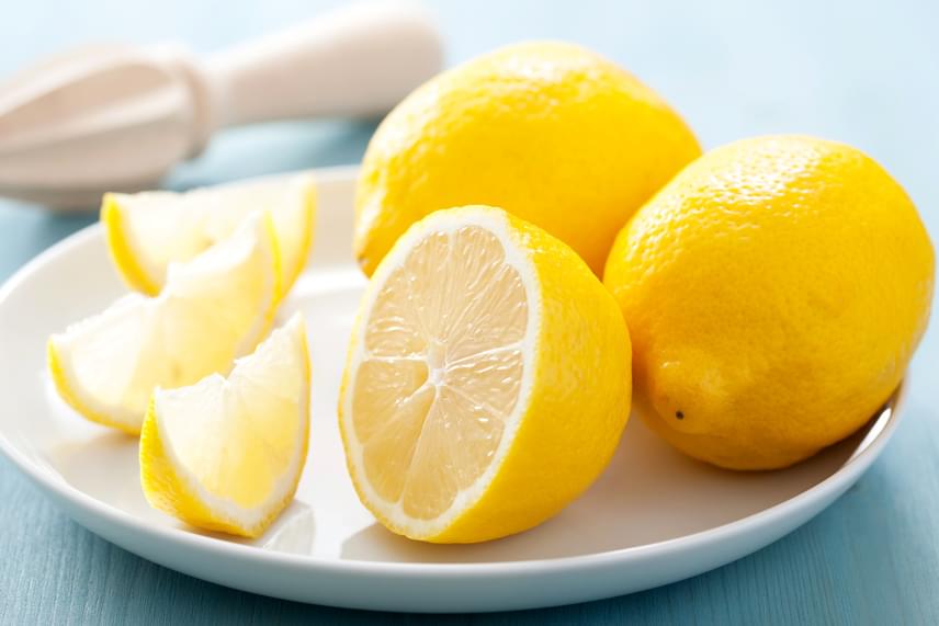 	A citrom nemcsak illatosabbá segít tenni a mellékhelyiséget, de a kellemetlen szagok kiváltó okaként funkcionáló szennyeződéseket is eltávolíthatja a WC-csészéből. Alkalmazhatsz citromlevet a csészébe locsolva, majd átkefélve, de akár fél citrommal is átdörzsölheted a felületet, mindkét esetben ügyelj azonban arra, hogy egy kis ideig hagyd hatni és állni a szert. Végül, de nem utolsósorban egy kevés citromlé hozzáadásával egyszerű vízből is készíthetsz WC-illatosító spray-t, amennyiben egy szórófejes flakonba töltöd a két hozzávalót.