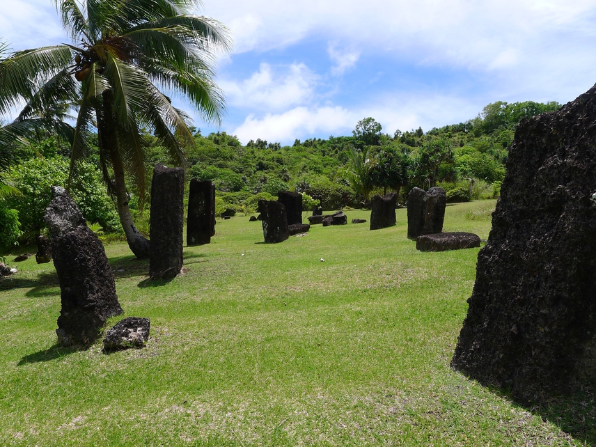 	A Mikronéziai Szövetségi Államok icipici szigetén, a Pohnpei-szigeten található Nan Madol, a romváros hét-nyolcszáz éves építményeivel, templomaival, síremlékeivel. A meseszép hely a listára kerülés mellett a környezet visszafordíthatatlan változásai miatt speciális, veszélyeztetettségi státuszt is kapott.