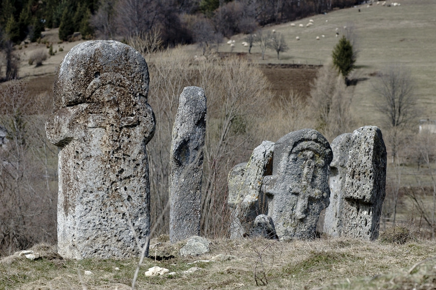 	Leginkább Bosznia-Hercegovina területén, de Nyugat-Szerbia, Nyugat-Montenegró és Horvátország egyes vidékein is megtekinthetőek a különös balkáni középkori sírkövek, a stecakok. Az ide temetett, magukat isteneseknek nevező bogumilok sokszor üldöztetésben éltek, titkos tanaikat azonban még a bosnyák királyi ház is átvette.