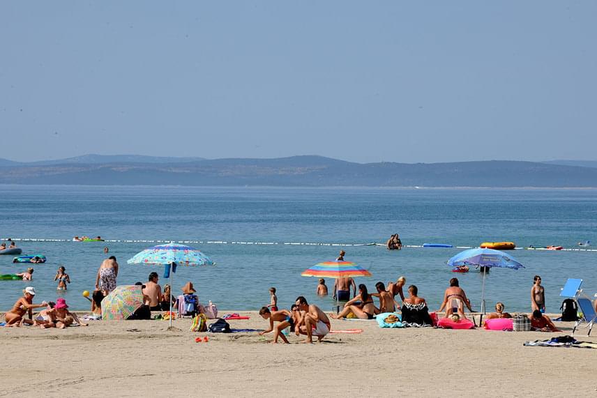 	A varázslatos Zaton igényes felszereltségének köszönhetően az egyik legelismertebb homokos strand Horvátországban. A strandolás mellett a sport szerelmesei is megtalálják mindazt, amit egy nyaralástól várhatnak.