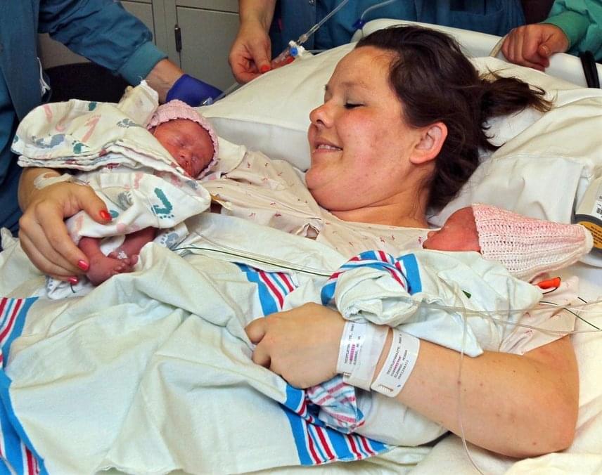 
                        	Édesanyjuk, Sarah Thistlethwaite 57 nappal születésük előtt már szigorú ágynyugalomban várta kislányait. Arról, ahogy lányai megszülettek, így nyilatkozott: 