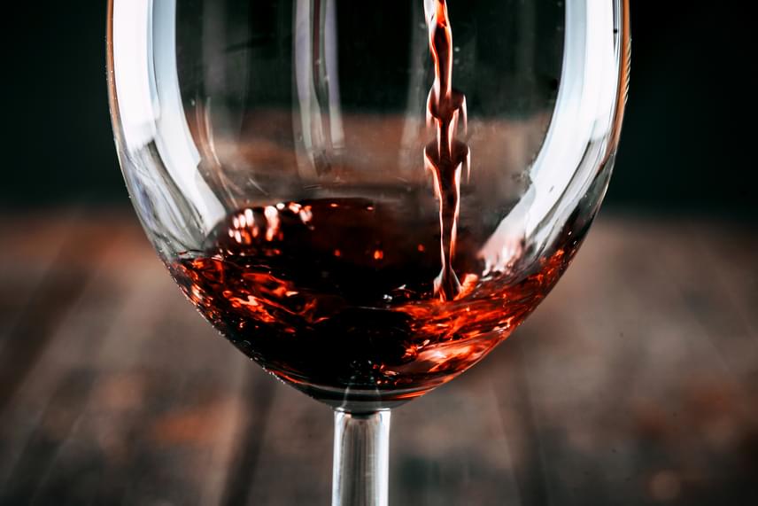 	Alkoholos italokat, különösen olyanokat, amelyek híresek a savtermelés kiváltásáról - ilyen a bor is - nem célszerű fogyasztani, érdemes tudni tovább, hogy az alkohol a gyomor záróizmait is lazítja, így súlyosbíthatja a refluxot.