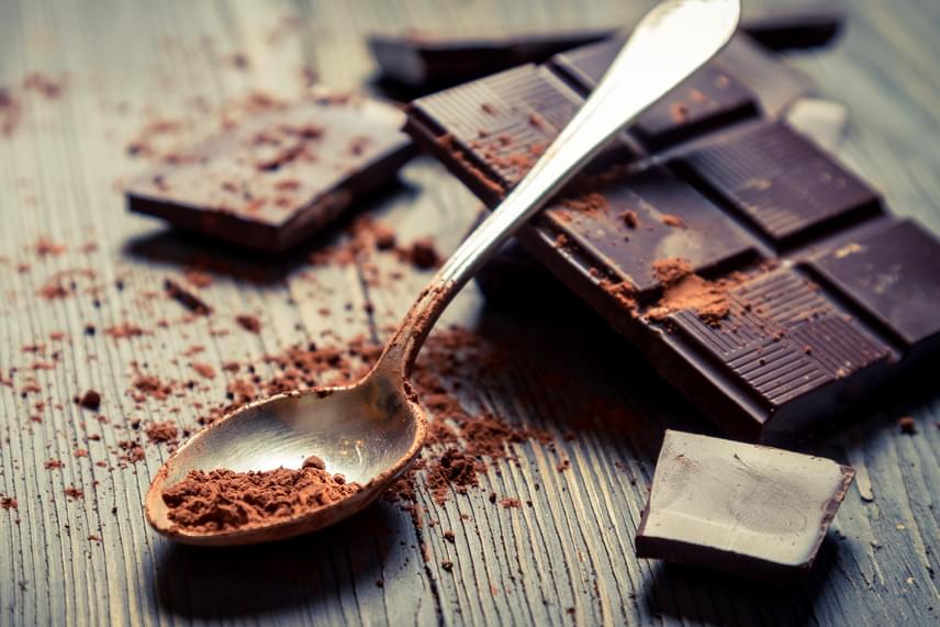 
                        	Sajnos a csokoládéval is vigyázni kell, amelyben mind a kakaó, mind a koffein, mind pedig a tej fokozhatja a savtermelést. Az étcsokoládé esetében némiképp mértékletesebb a hatás, de ettől függetlenül az sem jelent jó választást.