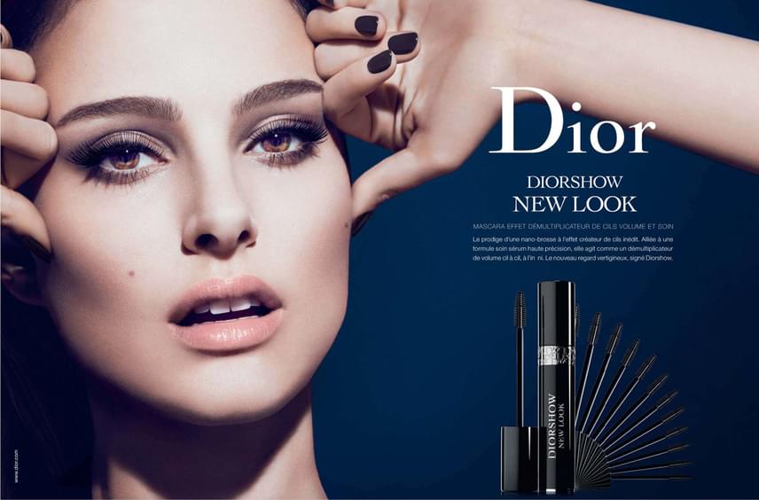 	A piacvezető francia divatcég, a Dior Natalie Portmannel készített szempillaspirál-reklámját betiltották. A vállalat egyik nagy konkurense, a L'Oréal reklamált az ügyben illetékes, médiaszabályozással foglalkozó ASA-nál - Advertising Standarts Authority -, hogy a túlzásba vitt digitális manipulációval megtévesztik a vásárlókat. Való igaz: a képen egyértelműen látszik, hogy a kreált szempillák köszönő viszonyban sincsenek a színésznő saját pilláival.