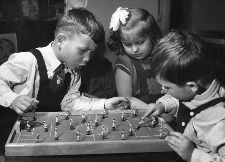 	Kár, hogy a gyerekzsivajt nem rögzítette a fénykép: szuper társasjáték lehetett az asztalifoci-pálya.	(1961)