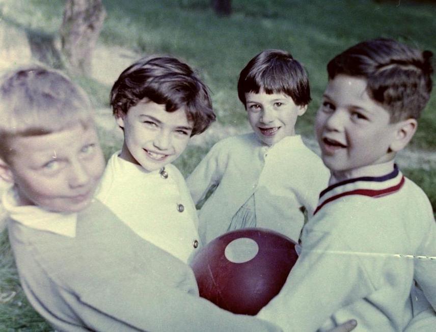 	Akkor még többet játszottak a szabadban a gyerekek: egy szép pöttyös labdát ölelnek körül a fotón.	(1962)